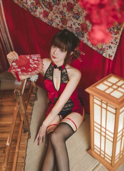 年轻的女教师在线
