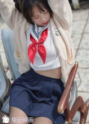 她唇之下