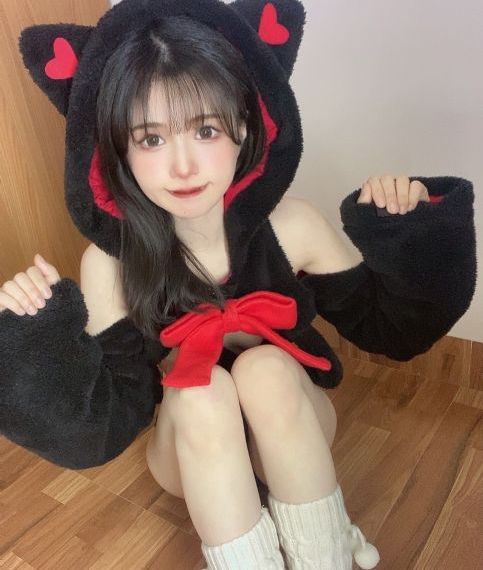 她唇之下